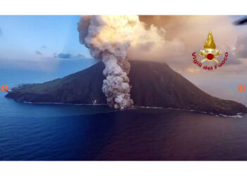 Flussi piroplastici e nube di vapore sul mare