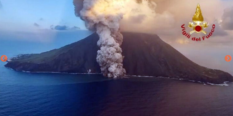 Flussi piroplastici e nube di vapore sul mare