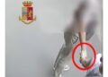 Accerchiato da un gruppo di giovani