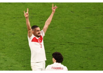 Il calciatore sospeso dopo il saluto dei lupi grigi