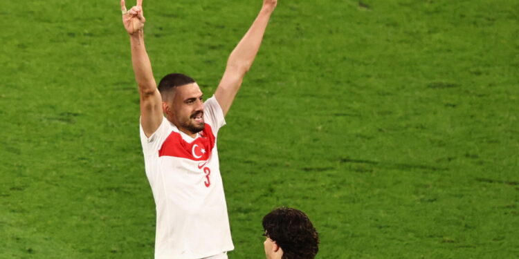Il calciatore sospeso dopo il saluto dei lupi grigi