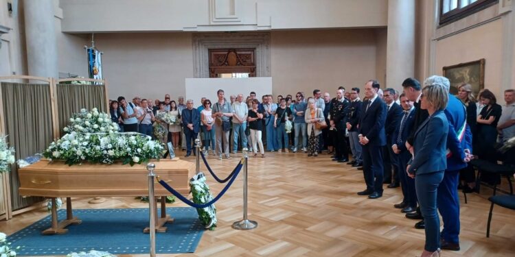 Centinaia di cittadini e il ministro Ciriani per l'ultimo saluto