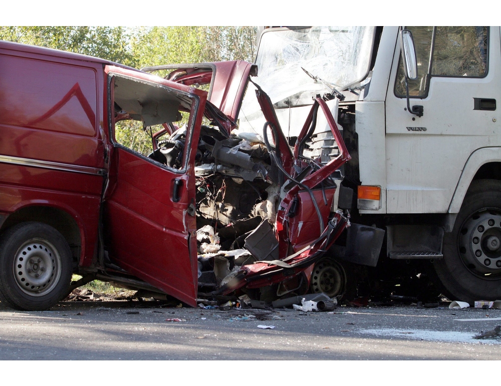 Ucraina: scontro tra minibus e autocisterna, 14 morti