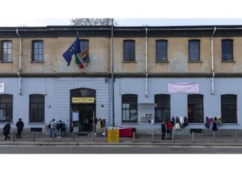 Calci e insulti omofobi a Milano da gruppo di tedeschi