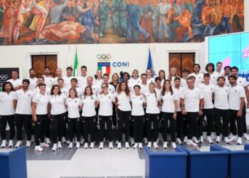 Il gruppo degli azzurri pronti a partire per Parigi (foto Luca Pagliaricci-Canottaggio.org)