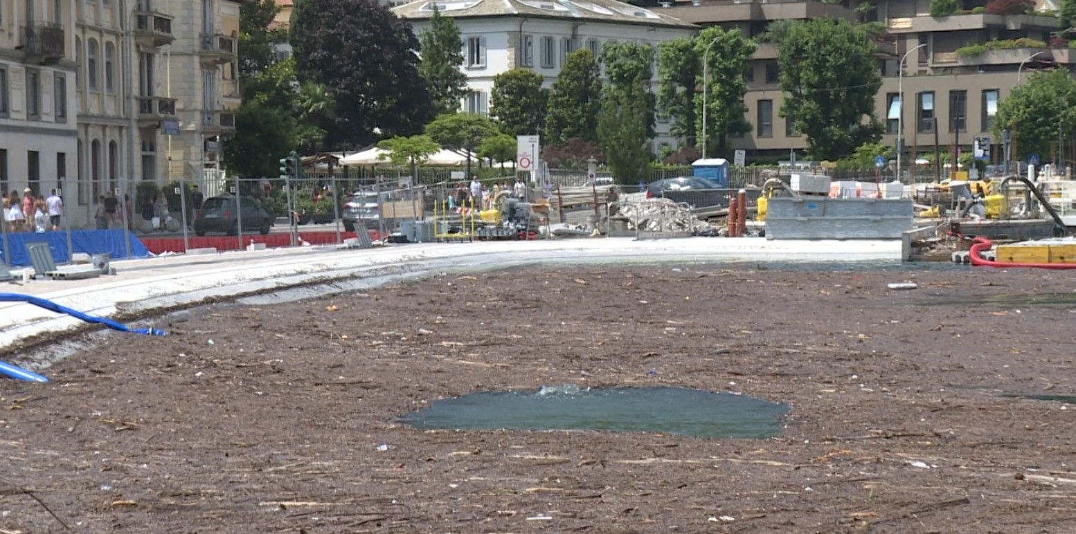 Detriti nel lago, situazione ancora critica. Gli aliscafi rimangono fermi