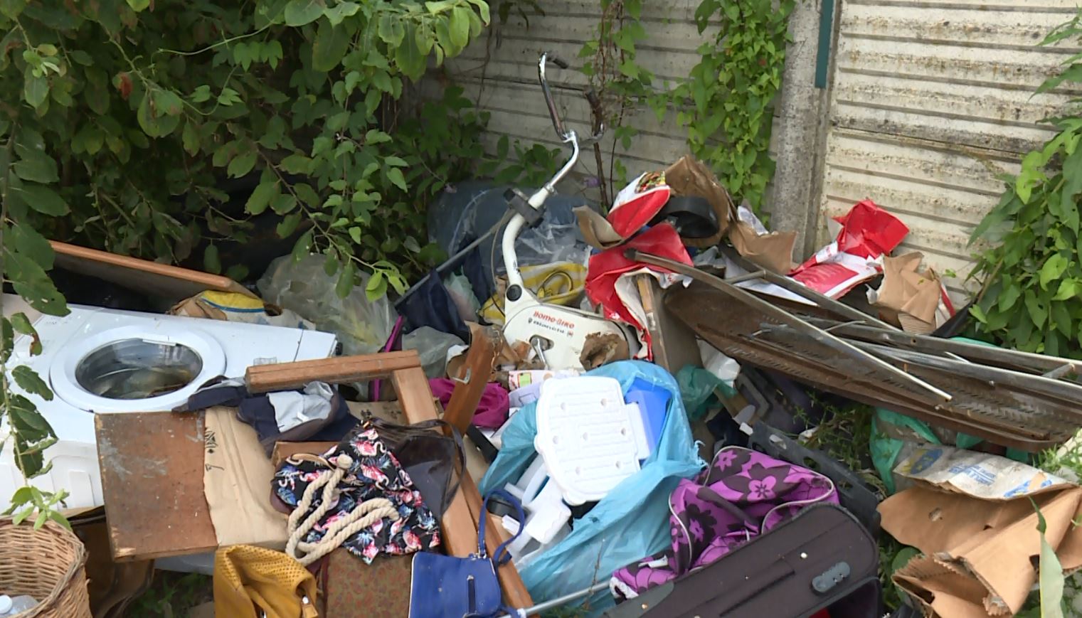 Tavolo e sedia, materassi e una lavatrice. Si allarga la discarica nel parcheggio di via Teodolinda