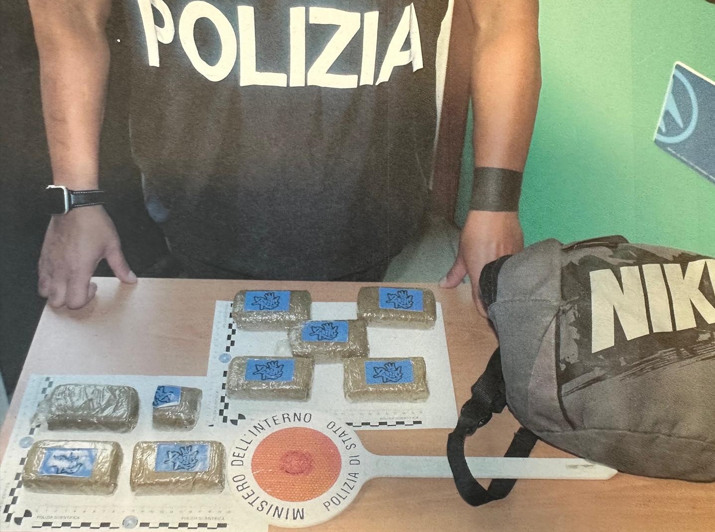 Aveva un chilo di hashish in casa: 47enne comasca arrestata dalla polizia