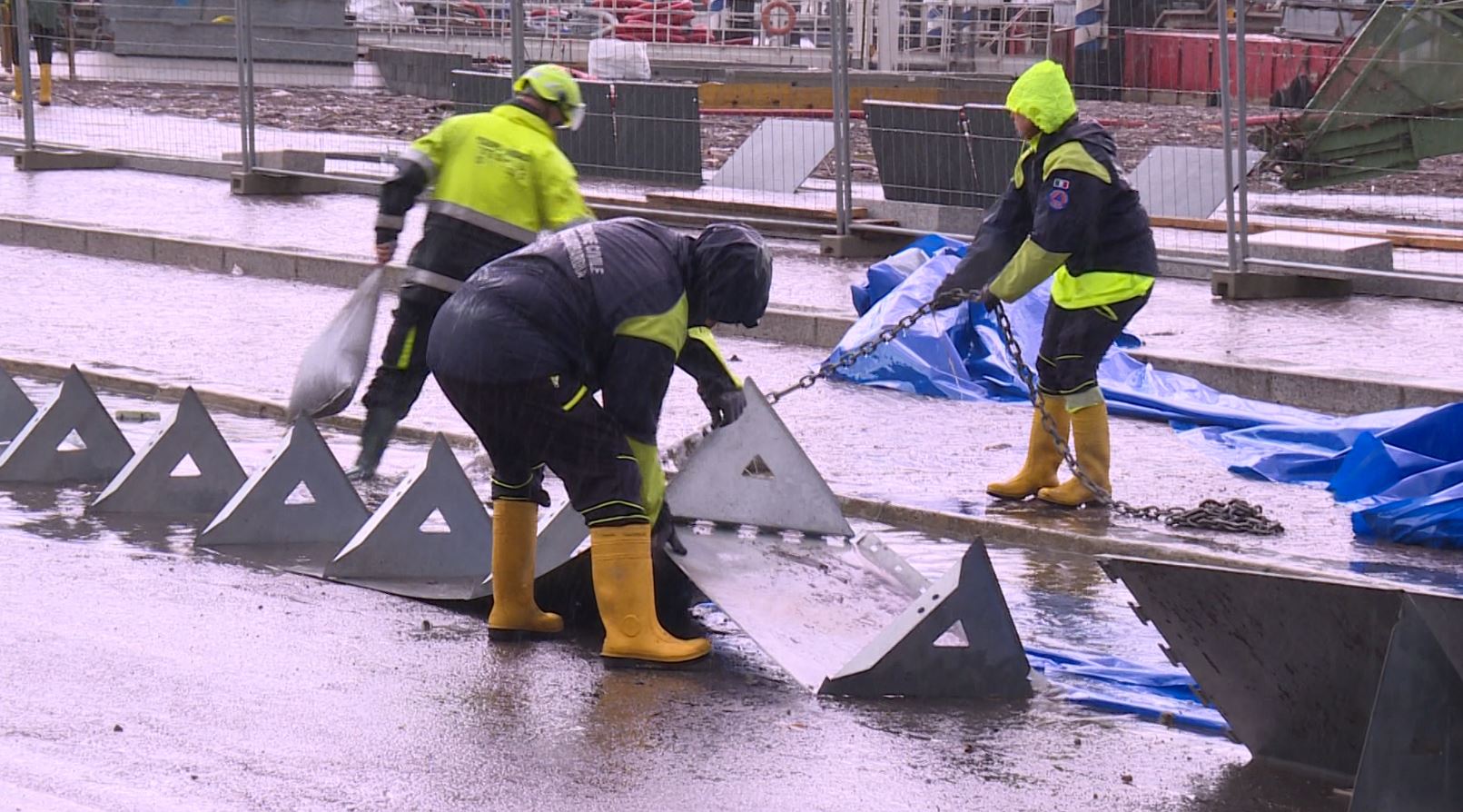 Maltempo, piazza Cavour di nuovo sott’acqua. Regione Lombardia: “A lavori conclusi non accadrà più”