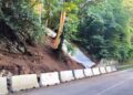 La strada riaperta e la zona del crollo del muro risistemata