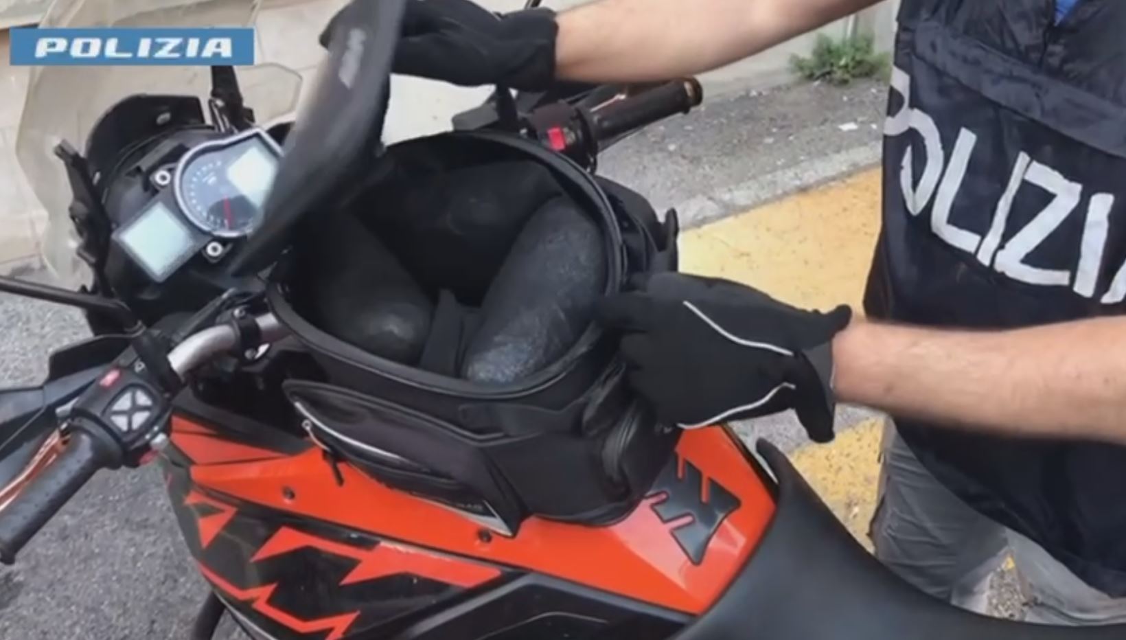 Motociclista spacciatore: tre chili di coca nella borsa della Ktm da enduro