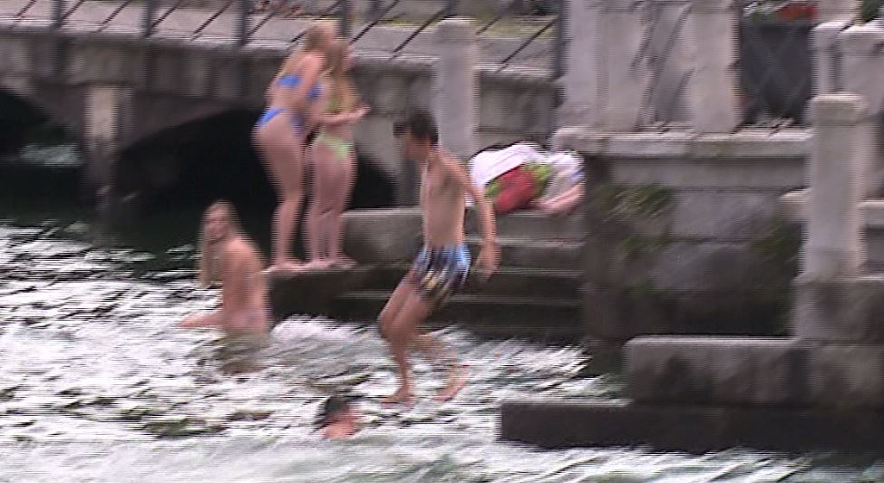 Como, passeggiata Lino Gelpi: tuffi pericolosi e bagni vietati a due passi da Villa Olmo