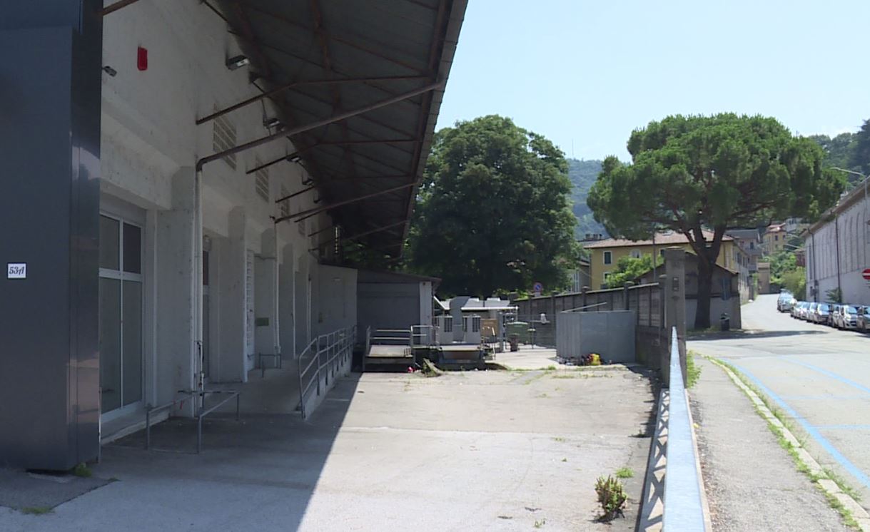 Ex supermercato di via Regina Teodolinda, ordinanza del Comune: “Intervenga subito la proprietà”