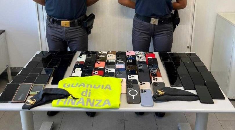 In valigia 121 cellulari “spariti” alla Street Parade di Zurigo, denunciato 40enne romeno