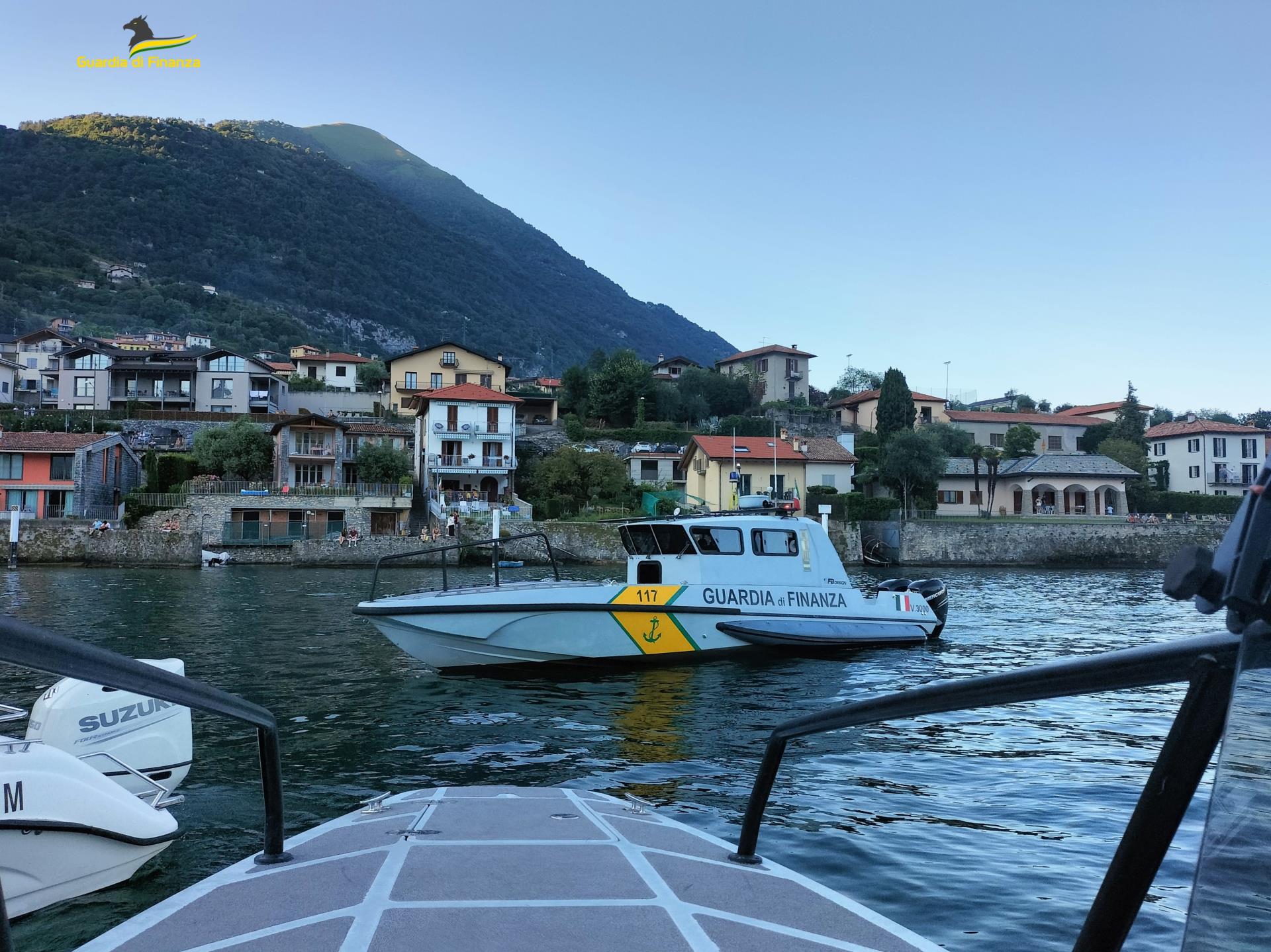 Camera con colazione in barca, controlli dei finanzieri. Dieci “boat&breakfast” abusivi sul Lago di Como