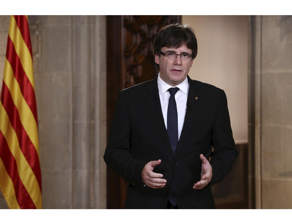Puigdemont è a Barcellona, scortato verso il Parlamento