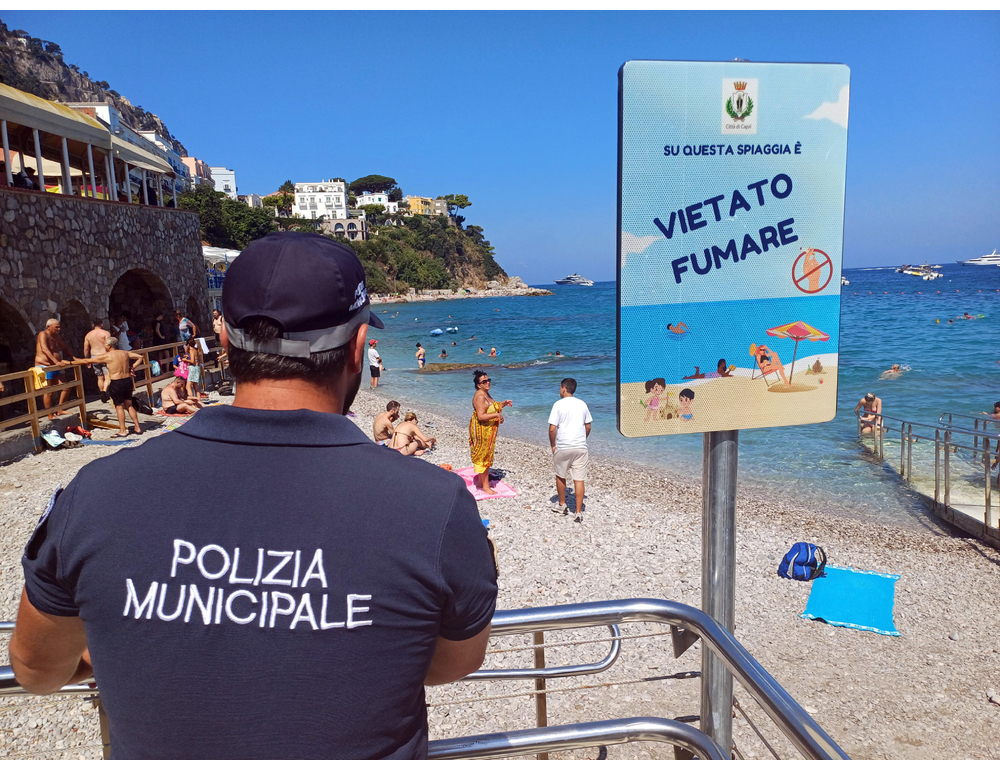 Scatta il divieto di fumo, cartelli sulle spiagge di Capri