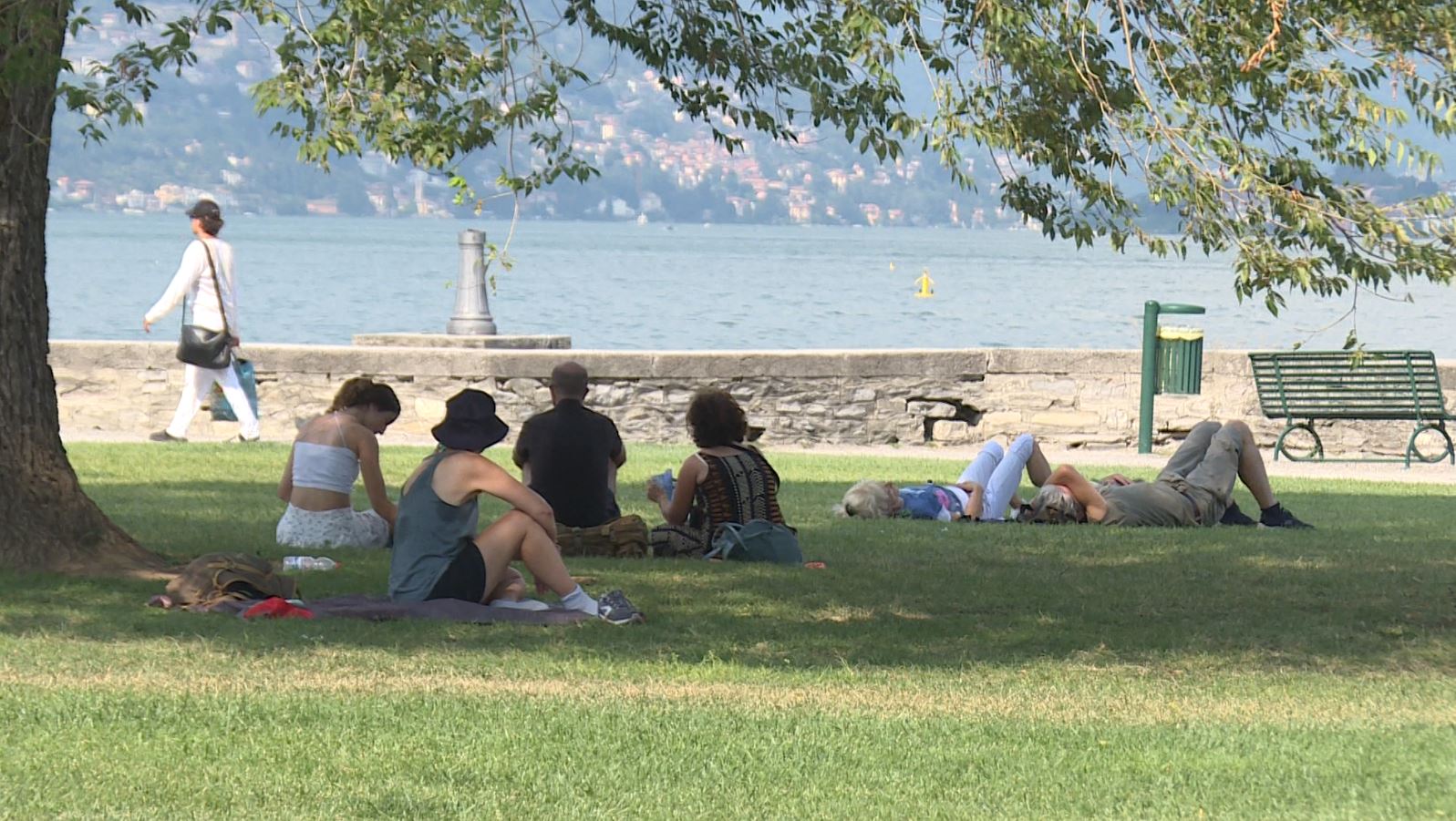 Lago di Como, estate da record e stessi problemi: code per battelli e funicolare. Bagni vietati e prati come spiagge