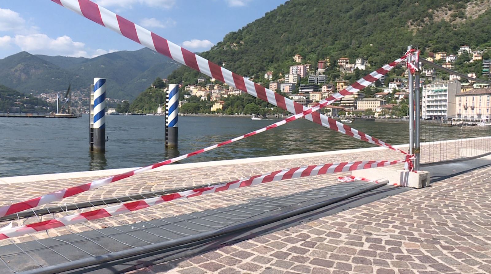 Lungolago di Como, parapetti e pannelli rovinati. Intervento dei tecnici per sostituirli
