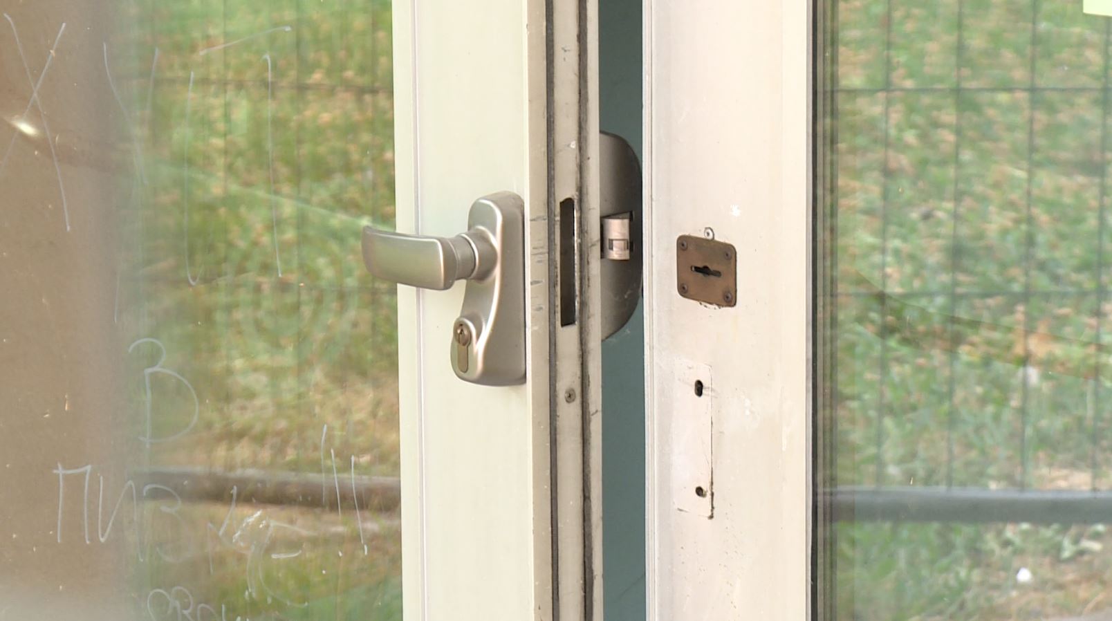 Porta d’ingresso aperta nella piscina di Muggiò. Il rischio che la struttura diventi un nuovo rifugio per senzatetto