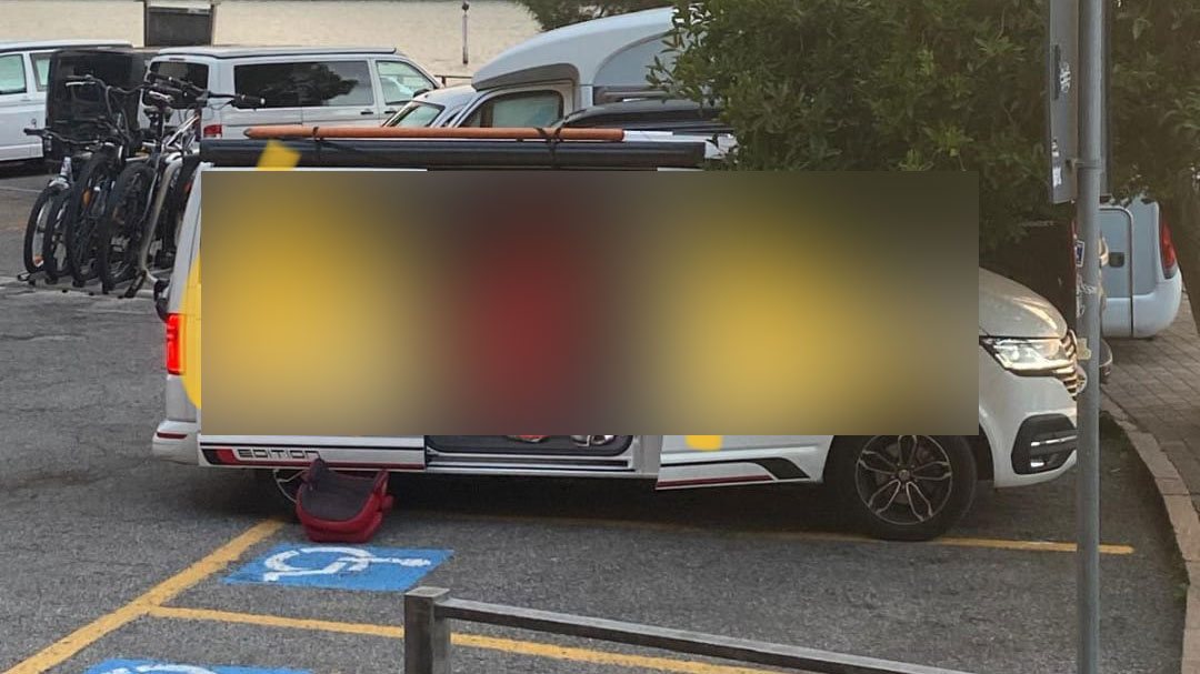 Campeggio selvaggio a Como, l’opposizione al sindaco: “Servono più aree camper”