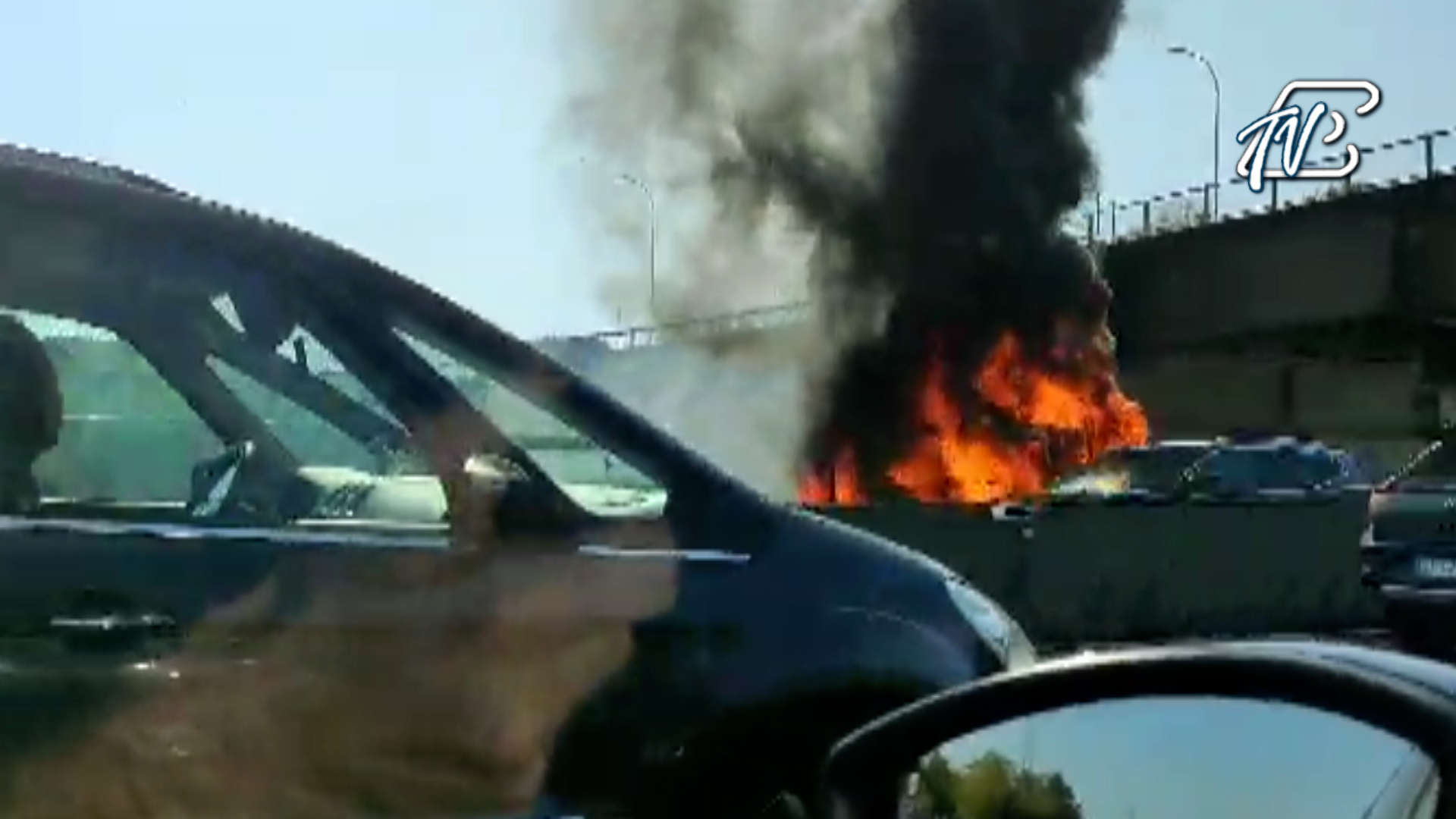 Mezzo pesante in fiamme sull’autostrada A8 alla barriera di Terrazzano