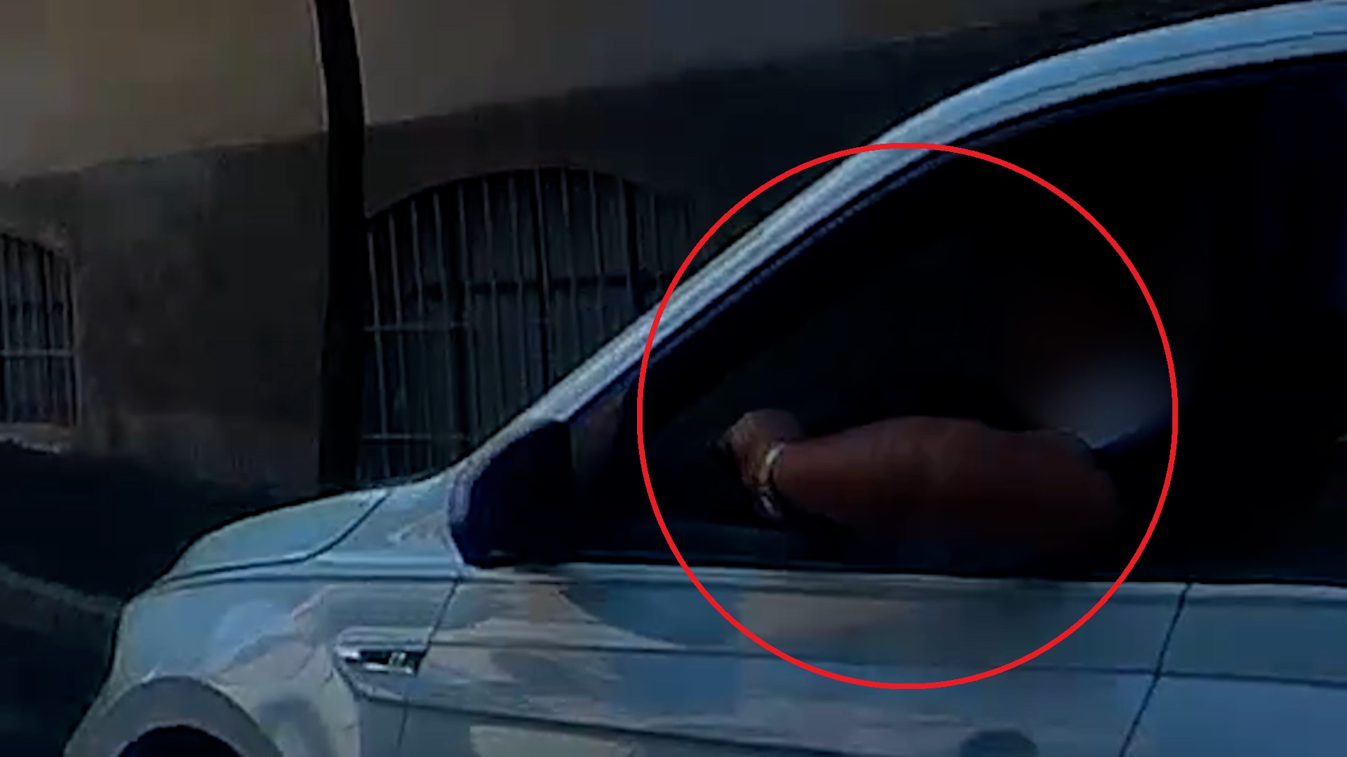 Colpo secco con il braccio, tentata truffa dello specchietto: ma l’automobilista ha la dash cam e filma tutto