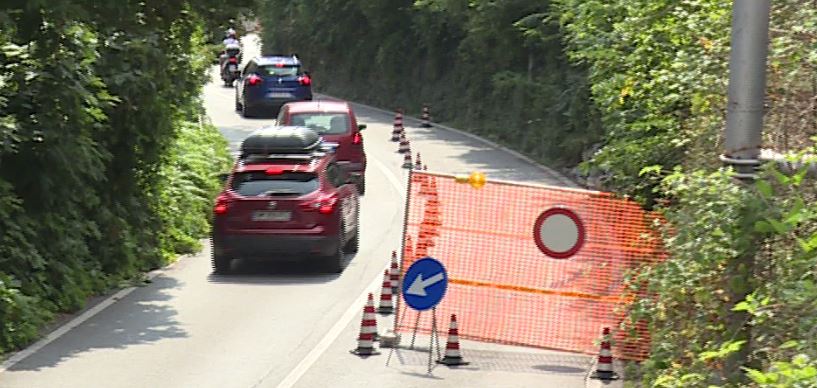 Massi e terra in via Bixio a Como. Si cerca il camion che ha causato i danni, modifiche alla viabilità