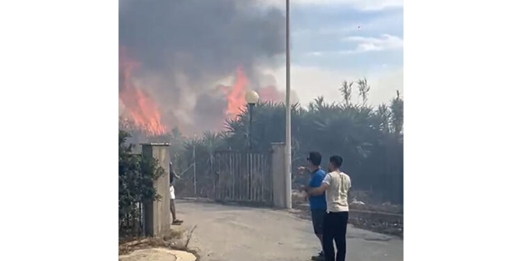 Le fiamme in località Tre Croci