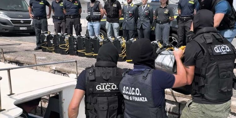 Droga per 100 milioni recuperata da trafficanti con peschereccio
