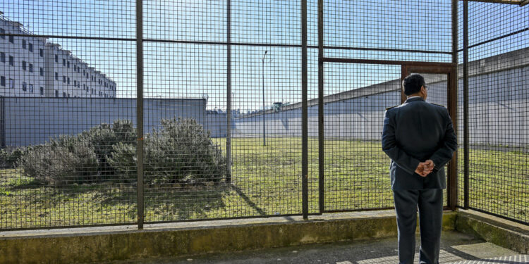 In tre si erano nascosti nel perimetro dell'istituto
