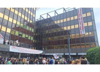 Manifestanti hanno srotolato striscioni dal tetto