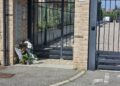 Davanti al cancello della villetta deposti mazzi di fiori
