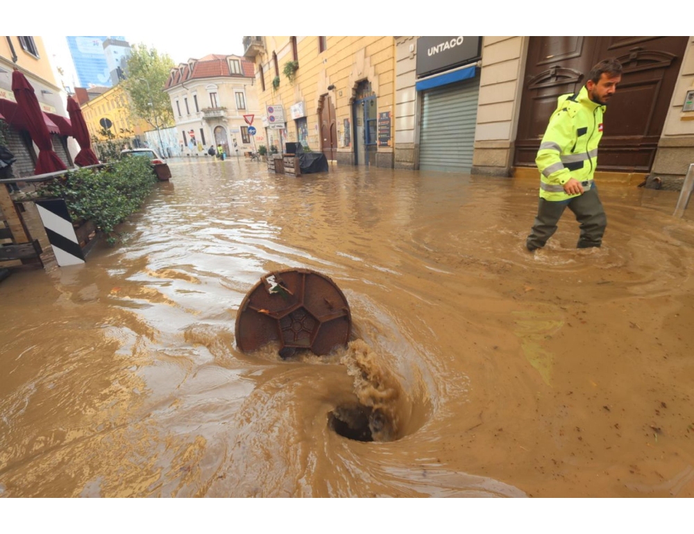 Torrente esonda a Bergamo e la corrente trascina via le auto
