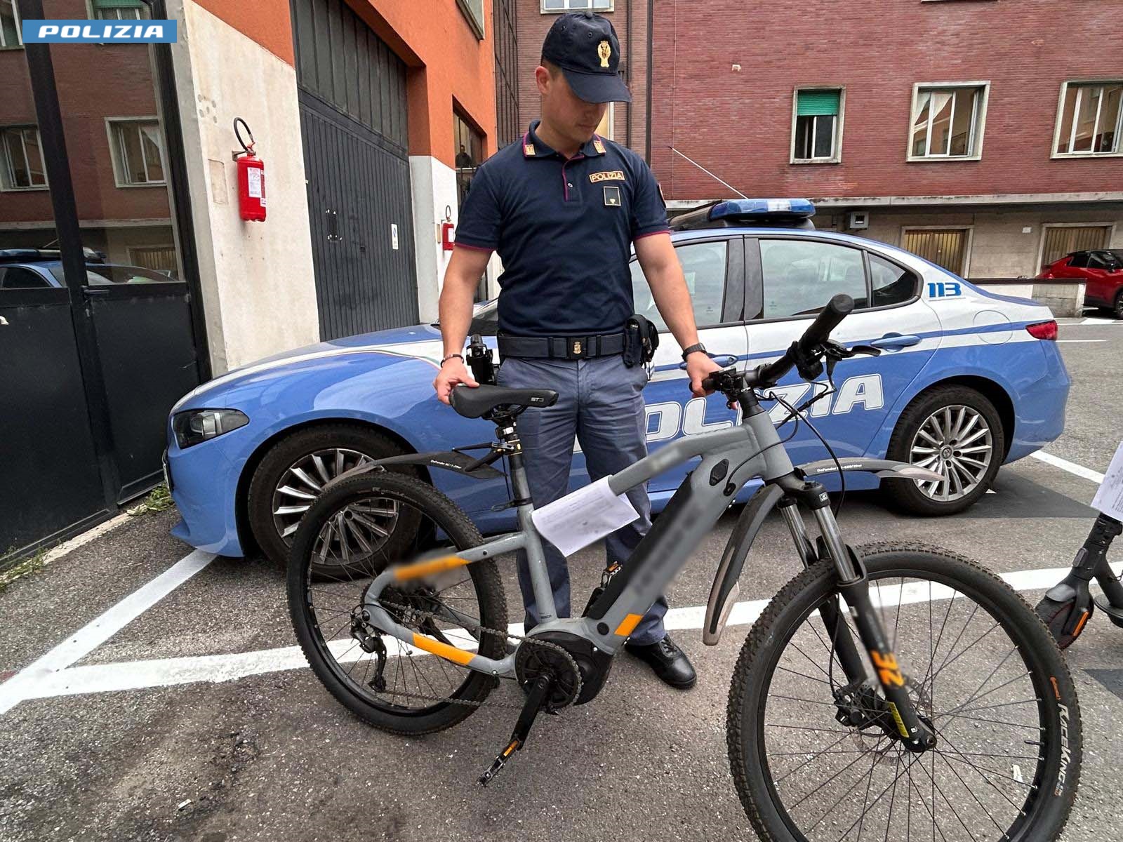 Tentano di vendere una bici e un monopattino elettrici rubati, fermati due 16enni tunisini