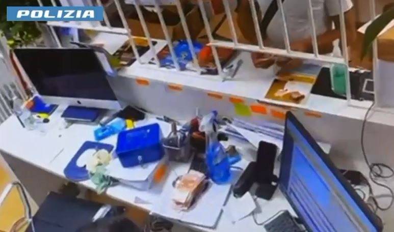 Furto con la tecnica del cambio soldi. Arrestati a Como due rumeni di 29 e 39 anni