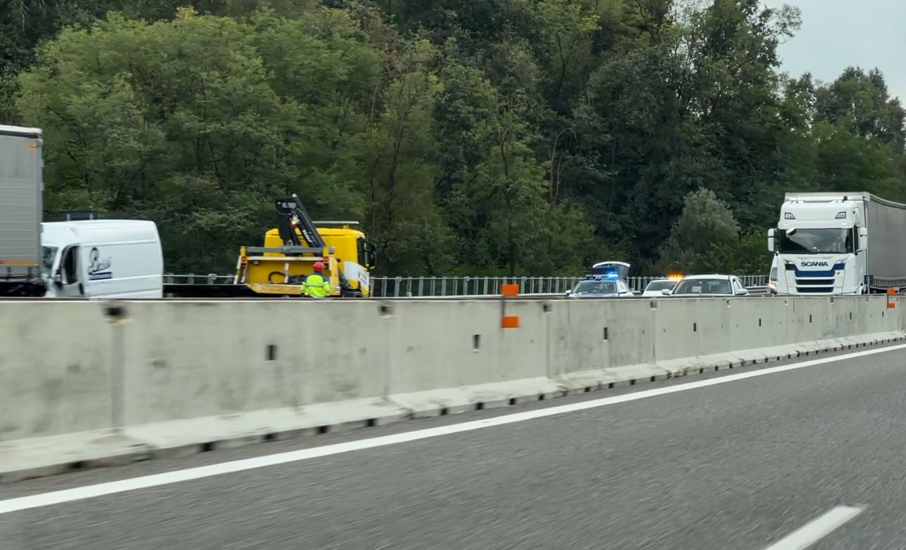 Incidente tra un furgone e un Tir sull’autostrada A9, muore un uomo di 63 anni