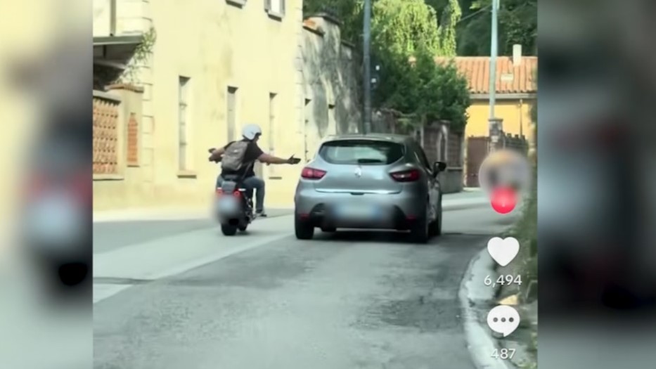 Rissa fra centauro e automobilista sulla Lariana: folli manovre ad alto rischio