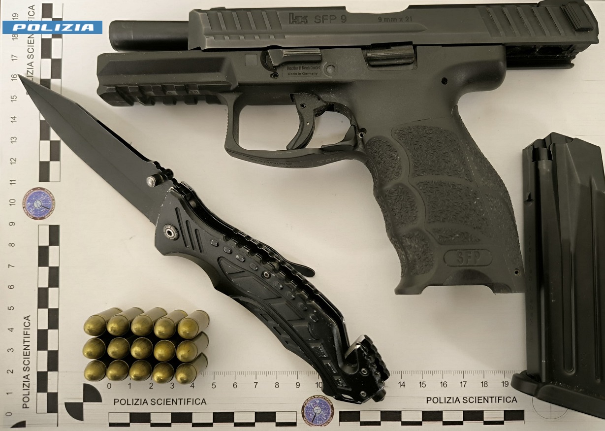 Al supermercato con pistola e proiettili nella cintura, arrestato 21enne comasco