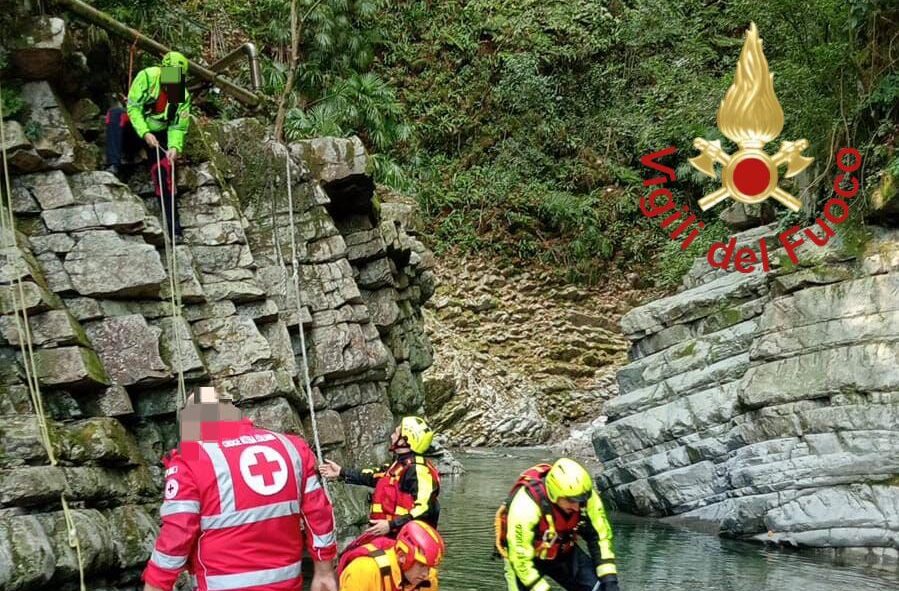 Argegno, tragico incidente in un cantiere. Operaio di 47 anni precipita nel dirupo e muore