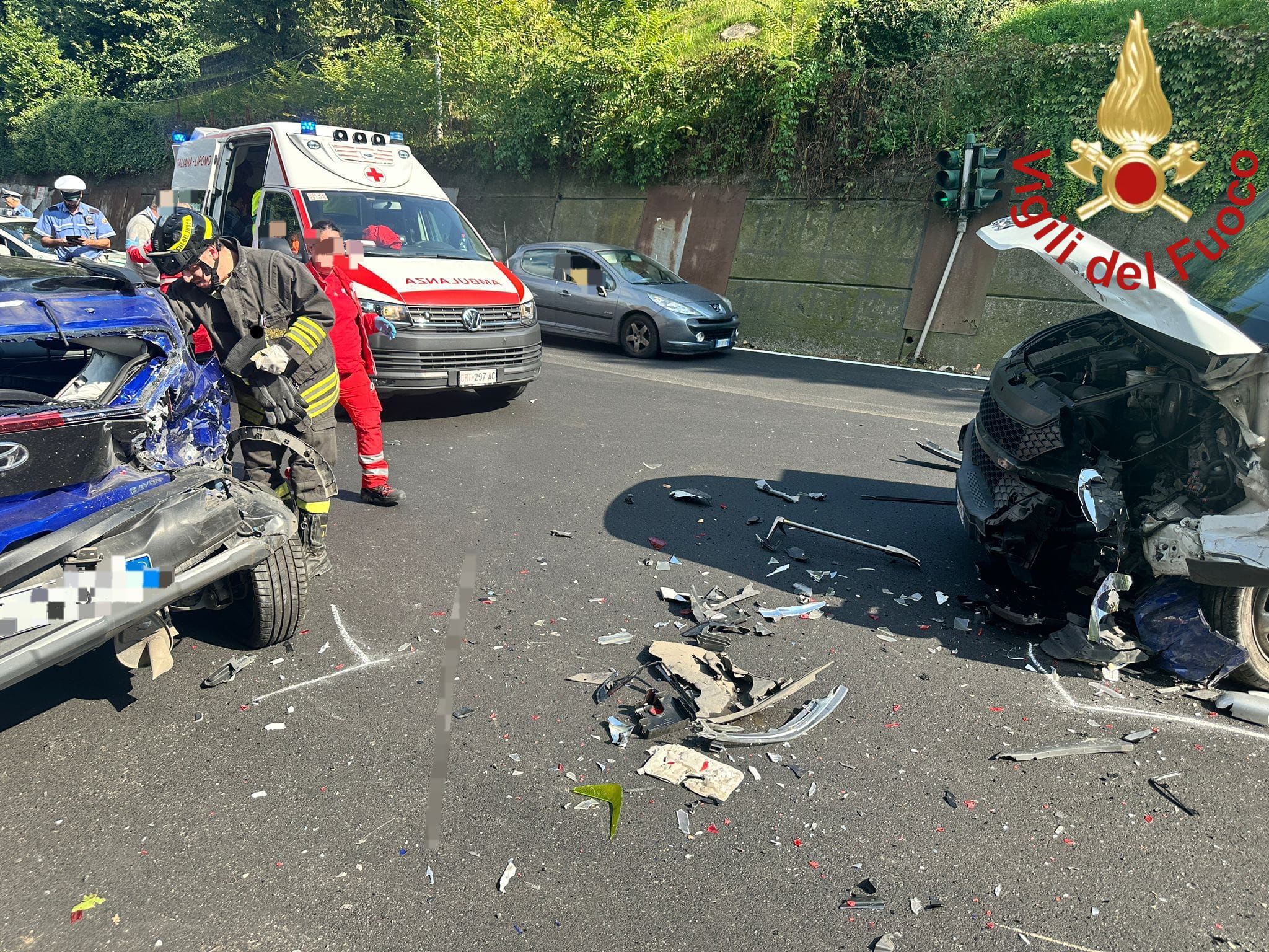 Incidente tra un camion e due auto in via Oltrecolle, sette persone coinvolte