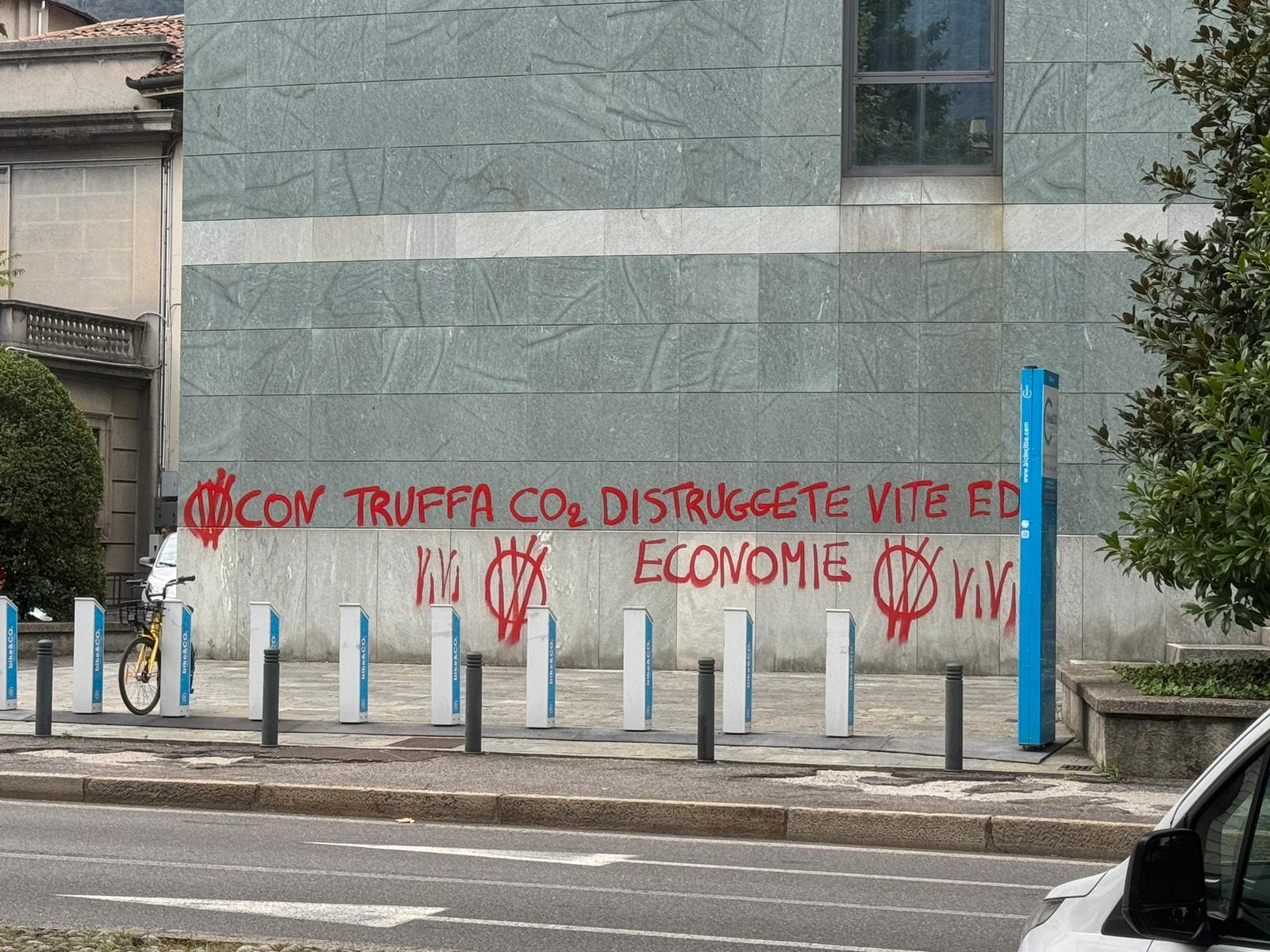 Como, attacco vandalico nella sede del Pirellino. Scritte con vernice rossa sulle mura dell’edificio