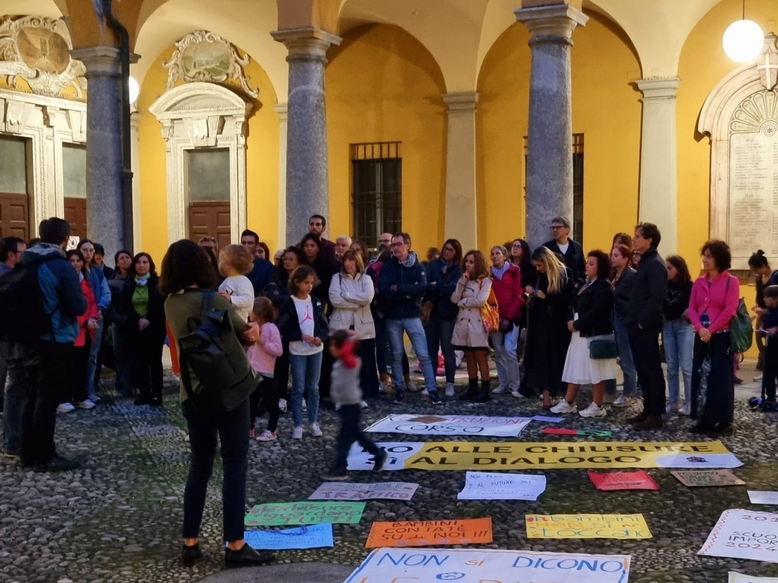 Scuole chiuse a Como, la protesta dei genitori in Comune. Il sindaco alle famiglie: “Pappemolli. Fanno follie per 600 metri in più”