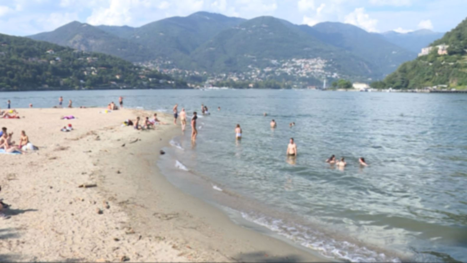 Bagni vietati, il copione si ripete quotidianamente. “Como beach” tra il Tempio Voltiano e il Monumento ai Caduti