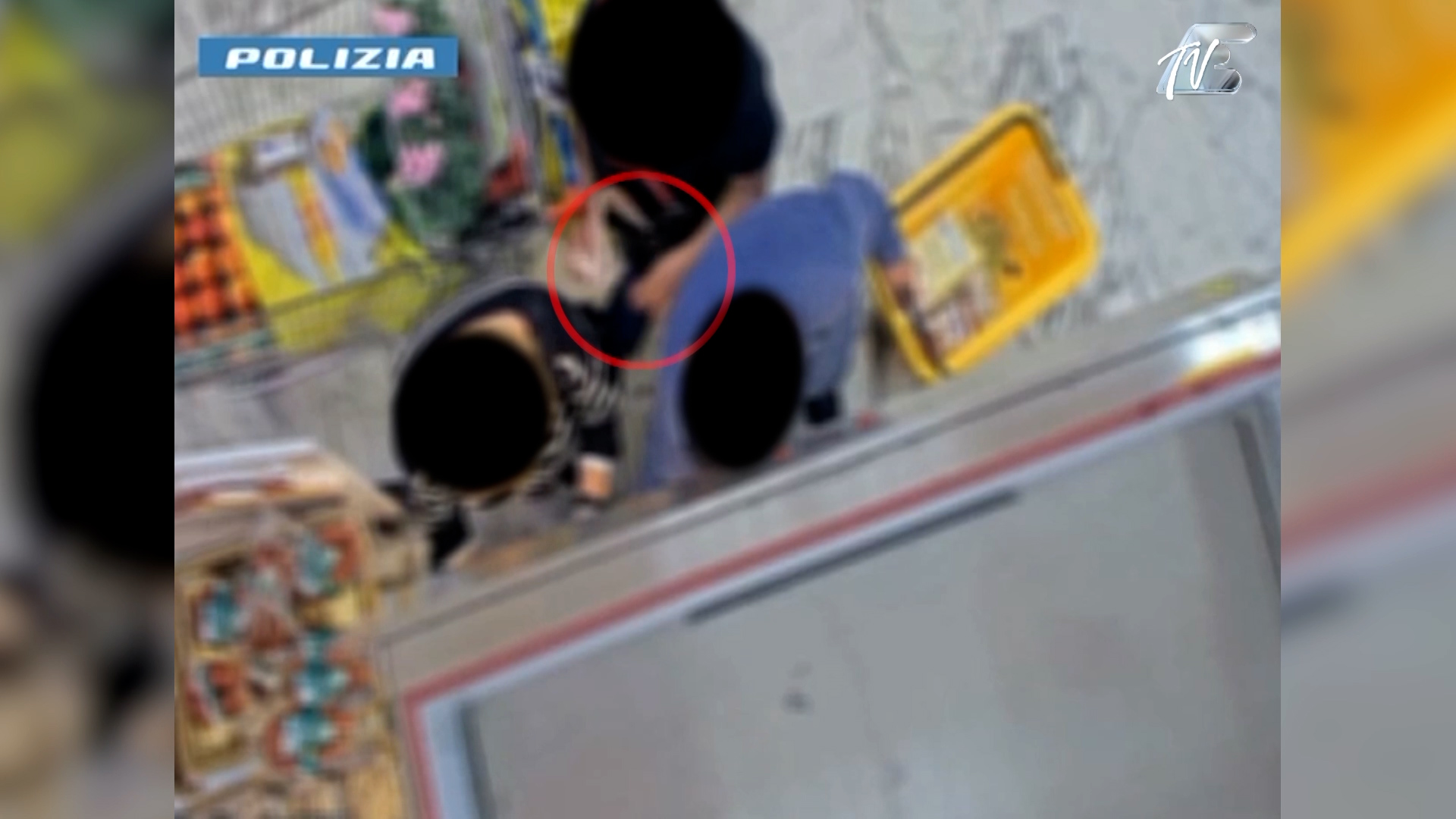 VIDEO – Furti al super, ladra colombiana arrestata: ecco come rubava (con un complice) i portafogli