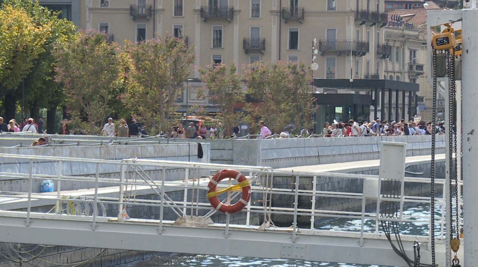 Lungolago di Como. Eccole, finalmente: le paratie sollevate