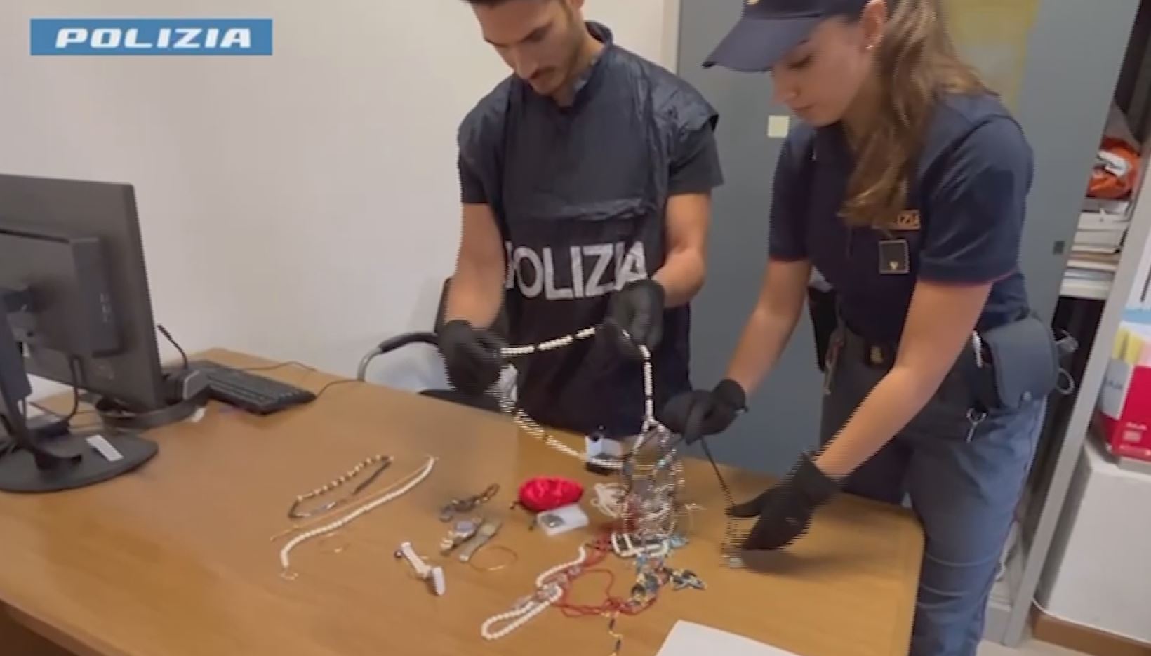 Truffa un’anziana: 19enne arrestato mentre prova a scappare con i gioielli