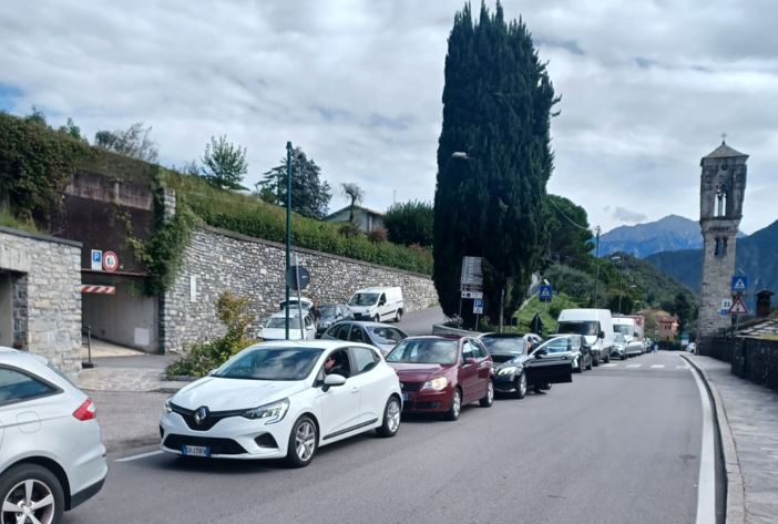 Calcinacci sulla Statale 36 e la Regina va in tilt, due ore per andare da Argegno a Tremezzina