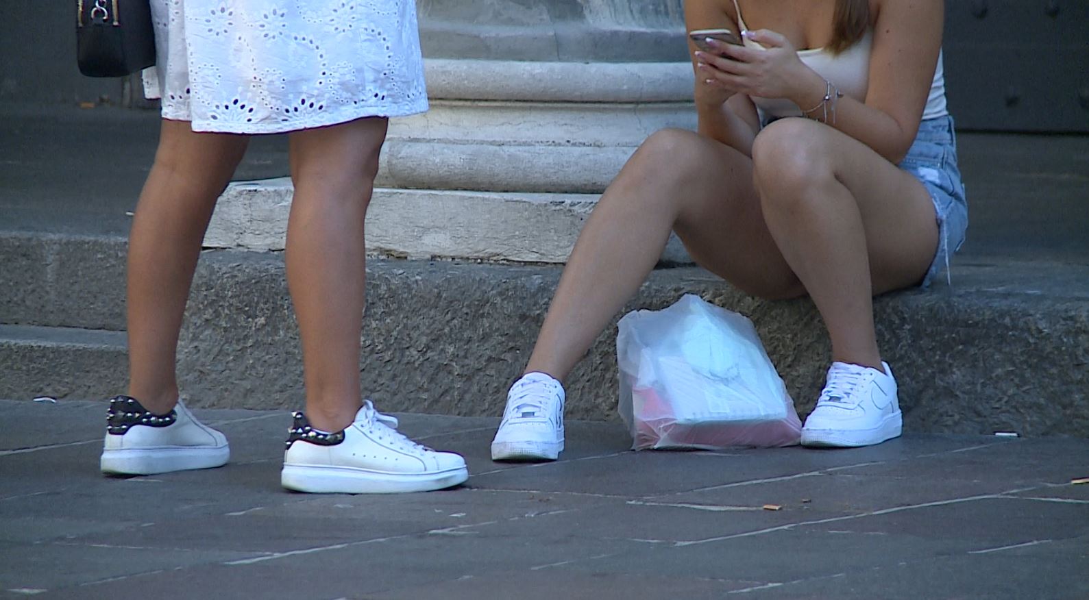 Voti alti in cambio di favori sessuali, supplente indagato. Il provveditore agli studi di Como: “Aperto un provvedimento disciplinare”