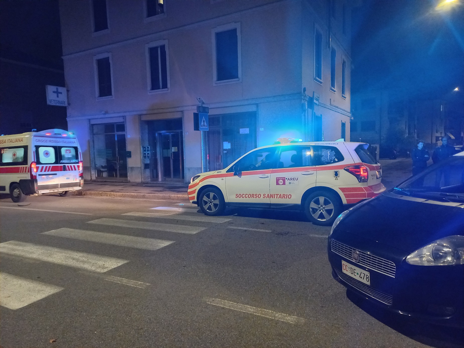 Cantù, inciampa e cade sulla strada. Travolto da un’auto, muore 63enne